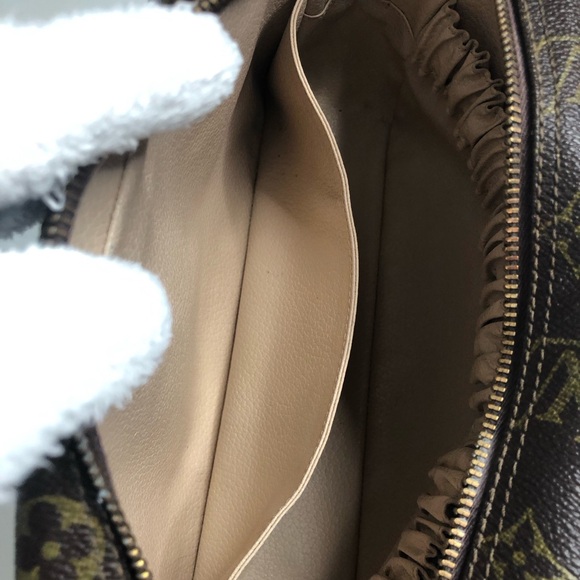 Louis Vuitton Paris Toilette 28 Bag, Monogram Canvas, Date: 822, February 1982. - Picture 9 of 15